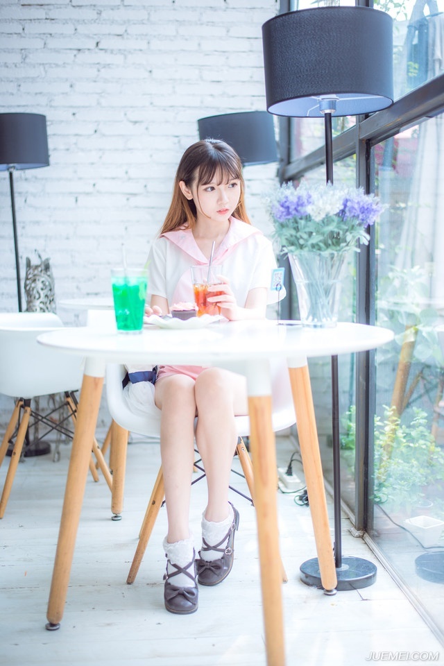 半晌之后，吕蒙红着眼眶出来，看着一片混乱的大营，厉声喝道：“都给我起来，看看你们现在，像什么样子！？”